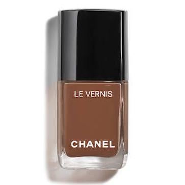 Imagen secundaria 1 - Look beauty de Brandon Maxwell. Le Vernis 957 Impulsion, de CHANEL (28 €) y Dior Vernis 309 Cosmic (30,99 €).