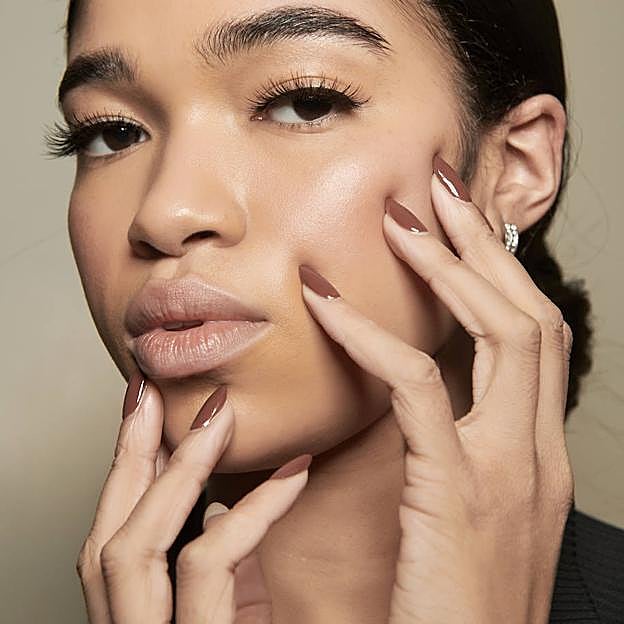 Imagen principal - Look beauty de Brandon Maxwell. Le Vernis 957 Impulsion, de CHANEL (28 €) y Dior Vernis 309 Cosmic (30,99 €).