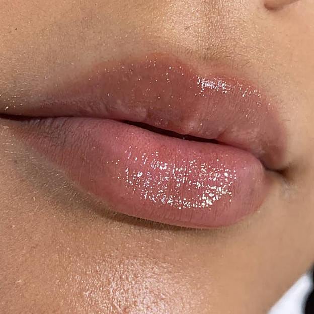 Labios con el bálsamo de The Glow Filter.