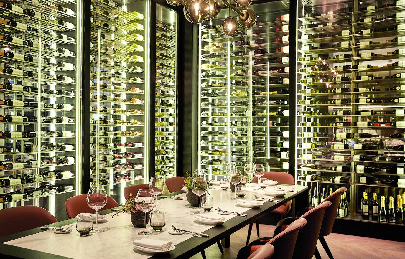 Esta Navidad, los jardines de Rosewood Villa Magna se transforman en pista de hielo y las propuestas gastronómicas del hotel alcanzan el cielo con su nuevo Aprés-Skate Lounge y con los menús festivos del restaurante Las Brasas de Castellana (en la imagen, su cava), con Christmas Day Brunch incluido.