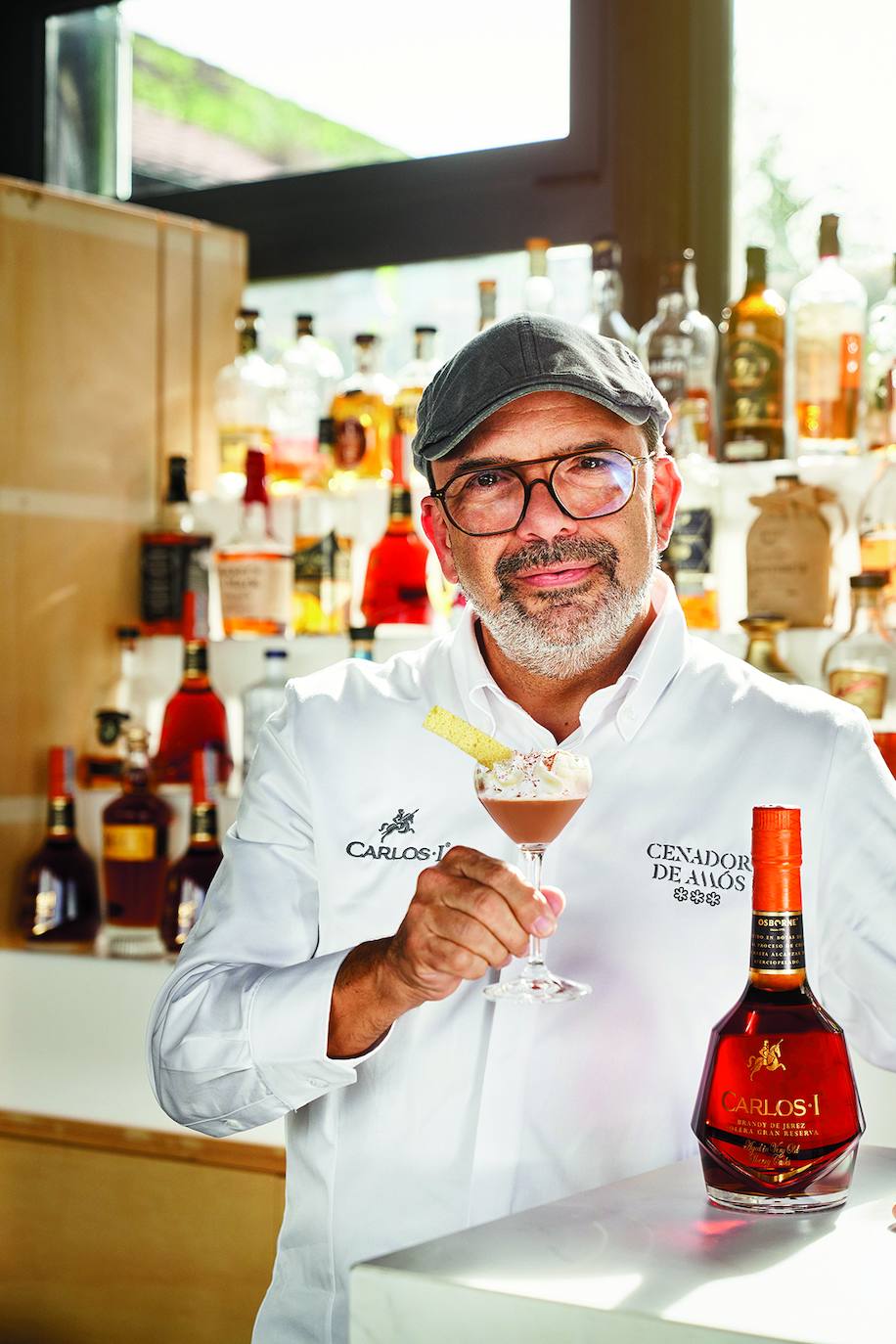 Nata, chocolate, brandy... La receta del cóctel del año y todo lo necesario para copiarla está en el pack especial que han creado el brandy de Jerez Carlos I y el chef Jesús Sánchez.