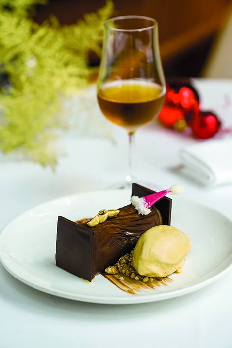 Tronco relleno de avellana con helado de caramelo salado.