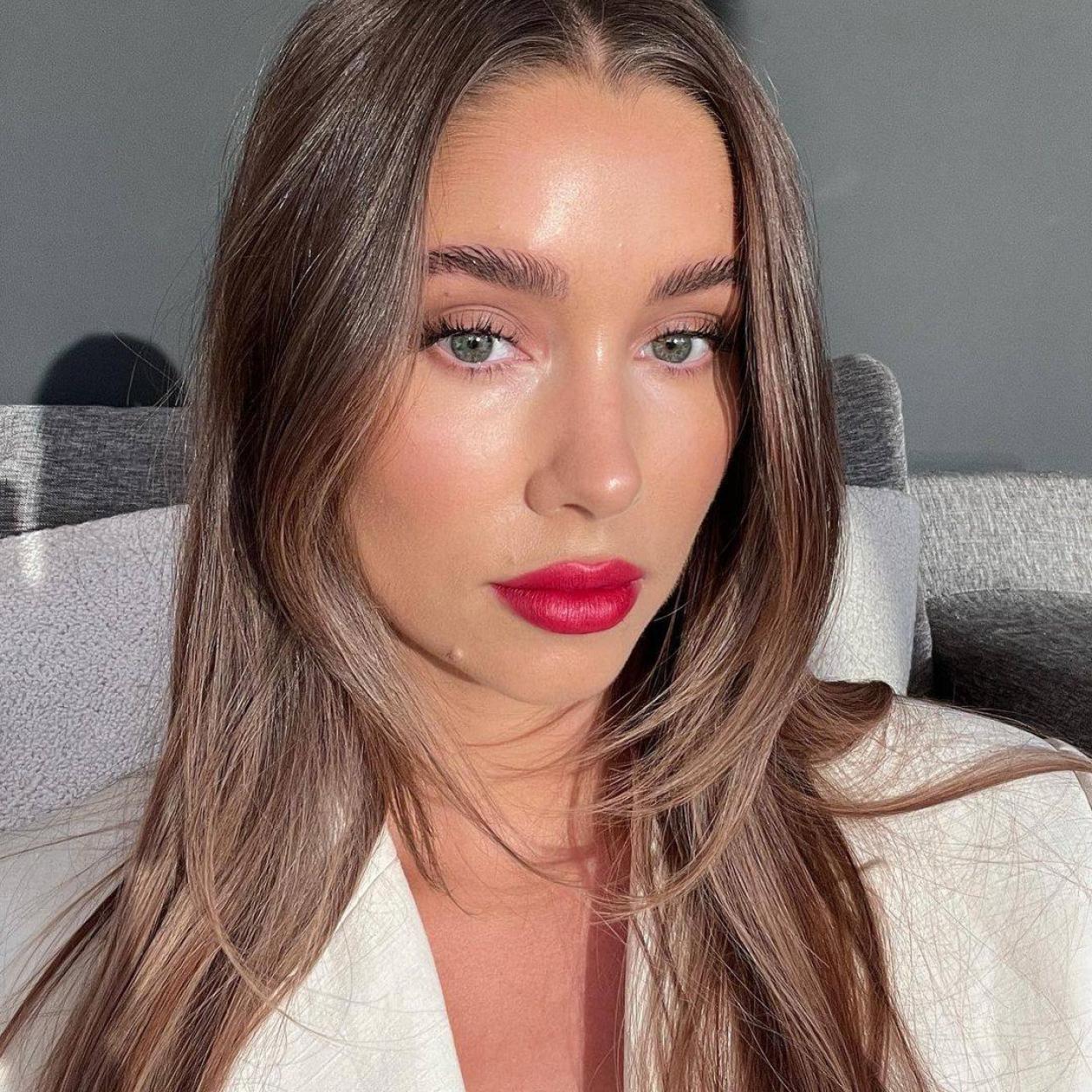 La modelo presume de una piel radiante y tersa que obtendrás con estas cremas de día