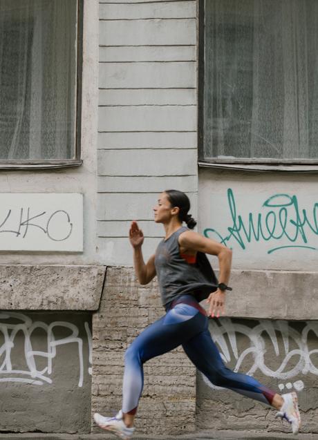 Imagen - Mujer haciendo deporte/PEXELS