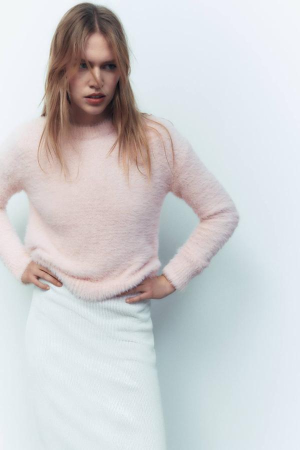 Jersey en tejido de punto efecto pelo suave con corte acomodado al cuerpo, manga larga, cuello redondo y acabados en rib, rosa claro, de Zara. Consíguelo a 29,95 euros.