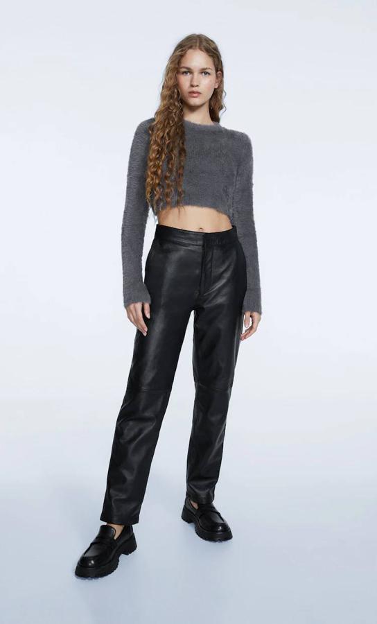 Jersey en tejido de punto efecto pelo con diseño cropped, cuello amplio, corte entallado y manga larga, color gris, de Stradivarius. Lo comprarás a 19,99 euros.