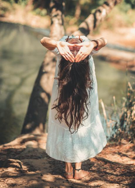 Imagen - Mujer realizando una postura de yoga/PEXELS