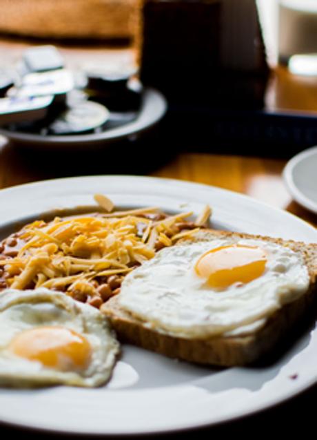 Imagen - Tostadas con huevo frito y revuelto/PEXELS