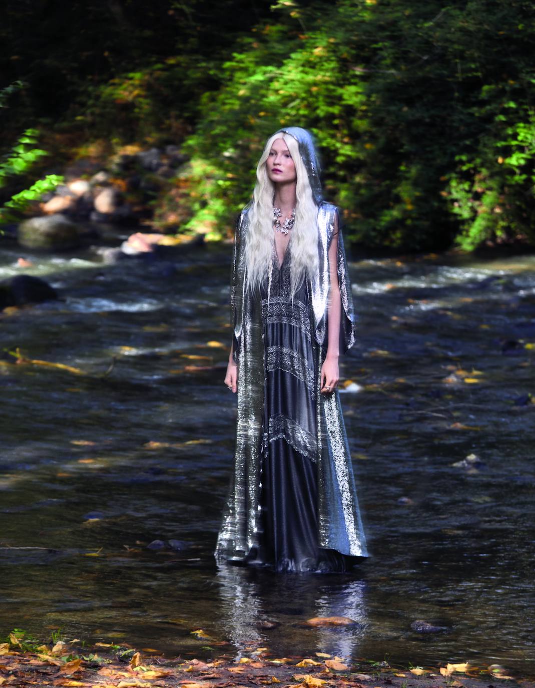 vestido con capa de Alberta Ferretti, collar de Roger Vivier y anillos de Thomas Sabo.