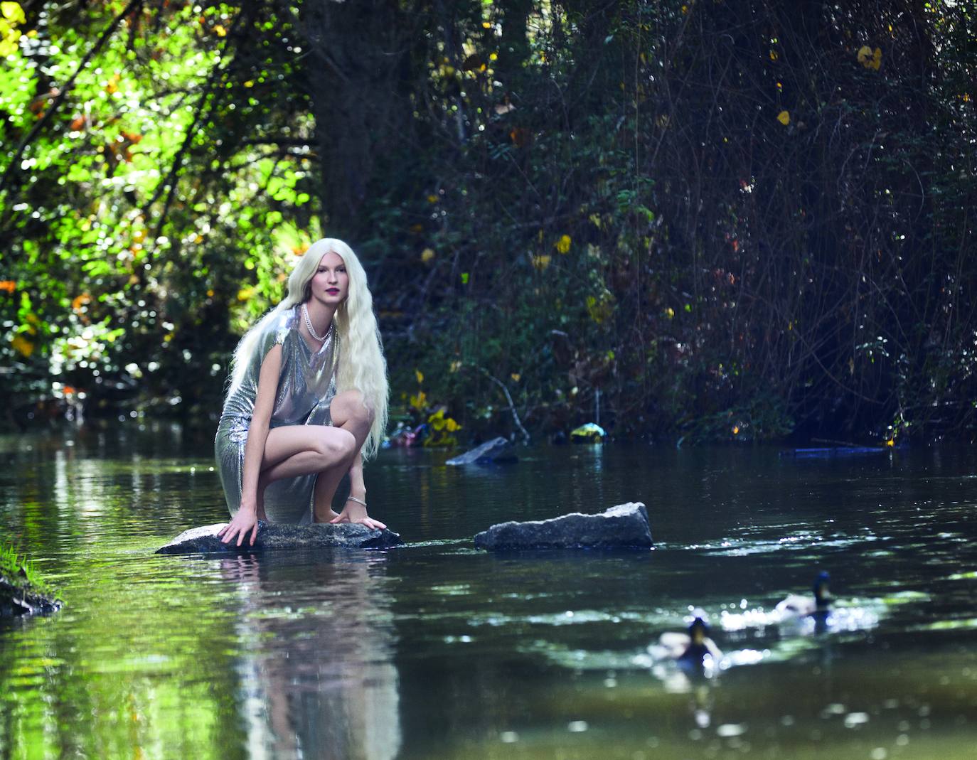 Vestido de malla plateada, de Paco Rabanne. Los collares y las pulseras son de Rabat. 