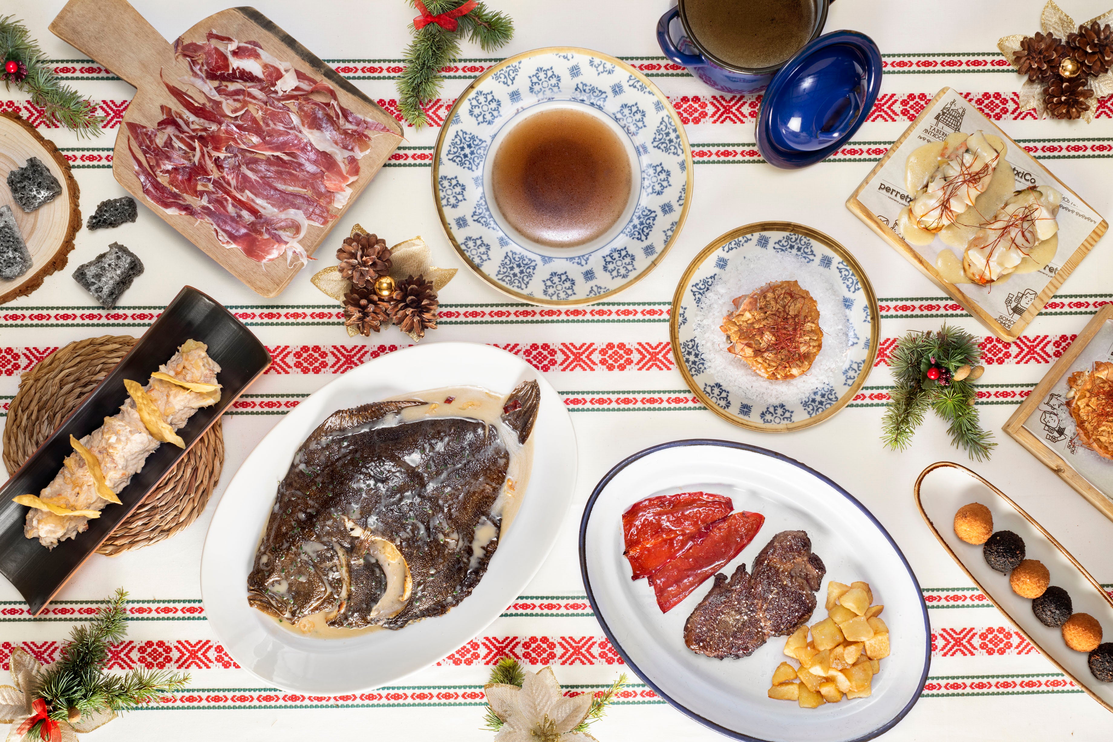 Desde que abrió  perretxiCo  su primer establecimiento en Vitoria, el chef Josean Merino se ha empeñado en dar a conocer lo mejor de la gastronomía vasca. Ahora, tiene ocho tabernas más –en Madrid, Boadilla del Monte, Santander y Logroño–, y este año se ha lanzado a servir menús navideños a domicilio, desde los entrantes al postre. Tú puedes diseñar el menú, eligiendo entre sus propuestas, y preparar luego los platos, siguiendo todas sus indicaciones para que queden perfectos. Entre sus sugerencias, txangurro relleno, su famoso donut de cocido vasco, txistorra de Arbizu, bacalao con piperada y txuleta de lomo alto de vaca madurada 30 días. Y para terminar, una irresistible torrija de brioche o tarta de queso de oveja. 