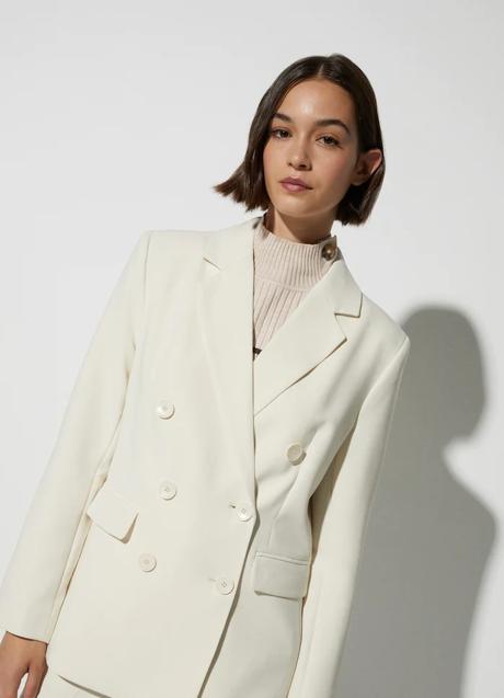 Imagen - Blazer con doble botonadura en blanco de Easy Wear. Foto: Easy Wear.