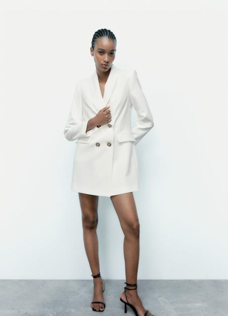 Imagen - Blazer largo con doble botonadura de Zara. Foto: Zara.