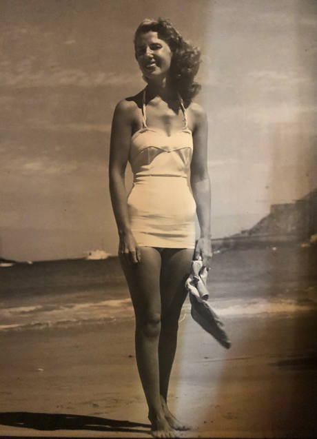 Imagen - La duquesa de Montoro en la playa, con un traje de baño que recuerda mucho al icónico bañador de Marilyn Monroe. (Foto: @EUGENIAMARTINEZDEIRUJO)