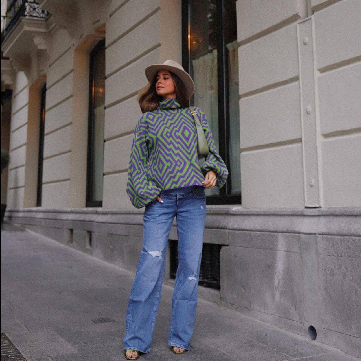 La influencer lleva un look con vaqueros y jersey estampado favorecedor