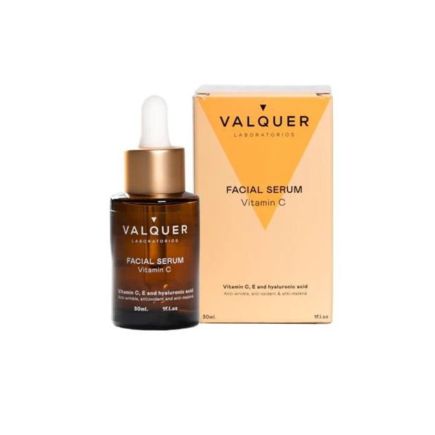 Facial Serum Vitamin C de Valquer preserva el aspecto vital, juvenil y saludable del rostro, mientras protege de los agresores que causan el fotoenvejecimiento y neutraliza el estrés oxidativo gracias a su combinación antioxidante y antiedad de vitamina C y E contra las manchas y arrugas y, los dos tipos de ácido hialurónico hidratantes. Cómpralo aquí