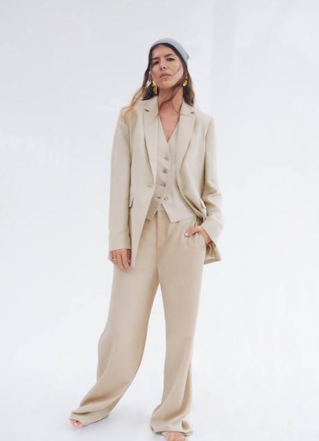 Imagen - Traje con blazer, chaleco y pantalón en beige