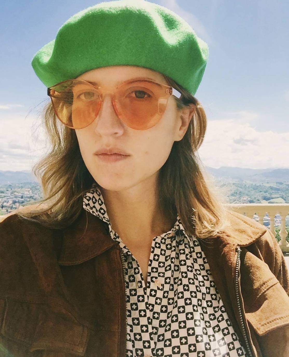 Parece que la influencer ha decidido no vivir este otoño sin su boina, como Emily Cooper en la serie 'Emily in París'. Esta vez, la creadora de contenido le pone color a su look, integrado por tonos sobrios, con un accesorio teñido por un verde vivo.