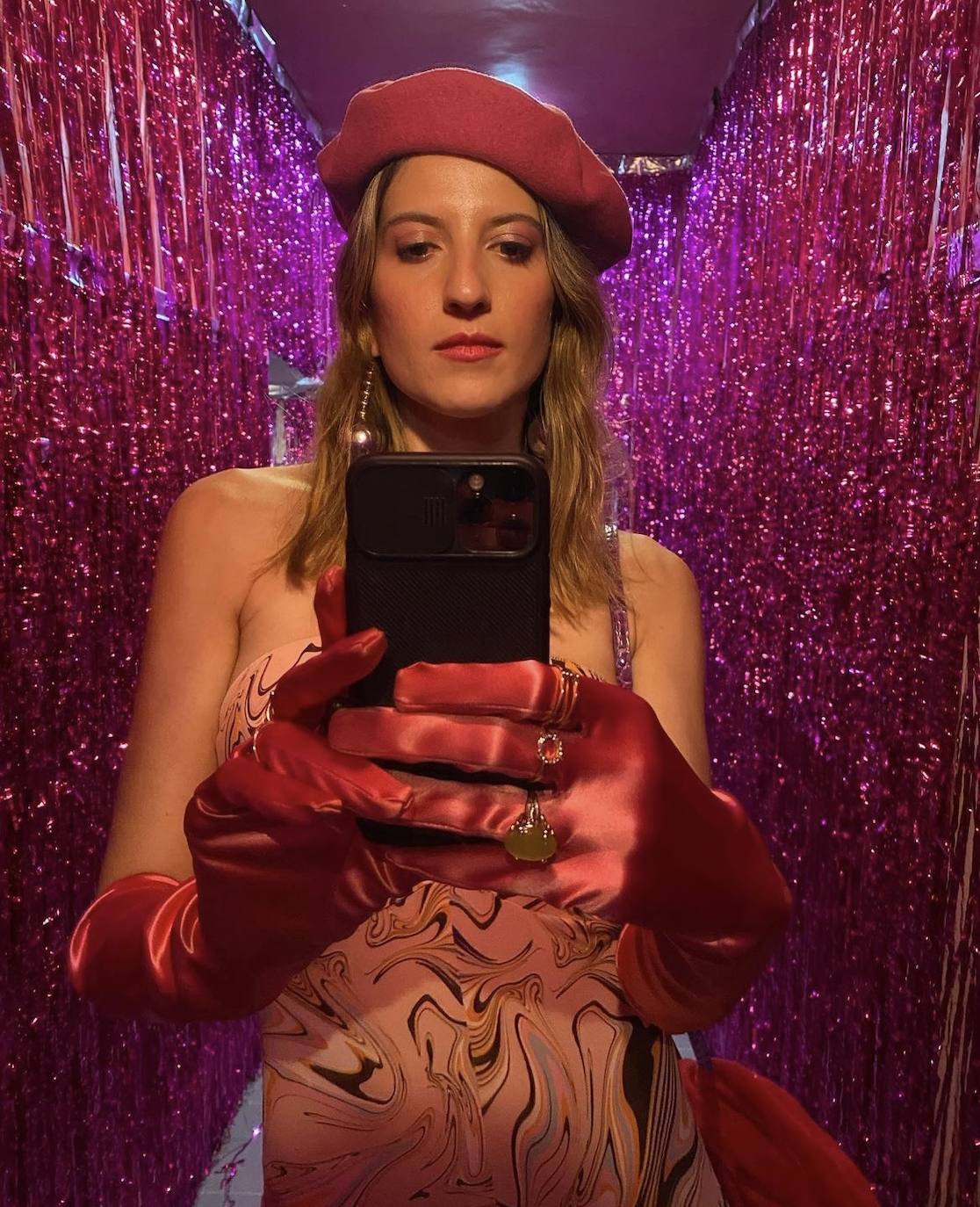 El rosa es uno de los colores estrella de la temporada, y parece que cuanto más intenso es, nos gusta más. Siguiendo esta corriente estilística, elegir una boina rosa es un acierto seguro. Siempre. Si no que se lo digan a la influencer española Inés Ybarra que se ha rendido completamente frente al complemento en cuestión en color rosa. La creadora de contenido, que cuenta con más de 42.700 seguidores en su perfil de Instagram, la combinaba con unos guantes de raso en el mismo tono. ¡Un accesorio perfecto par vivir 'la vie en rose'!