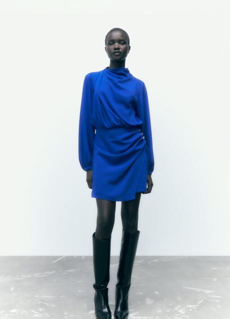 Imagen - Mono drapeado en azul de Zara (39,95 euros). Foto: Zara.