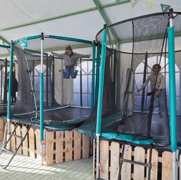 Imagen secundaria 1 - No faltaron los juegos 'de toda la vida' y los peques se lo pasaron genial en Mujerhoy Go Family Xmas.