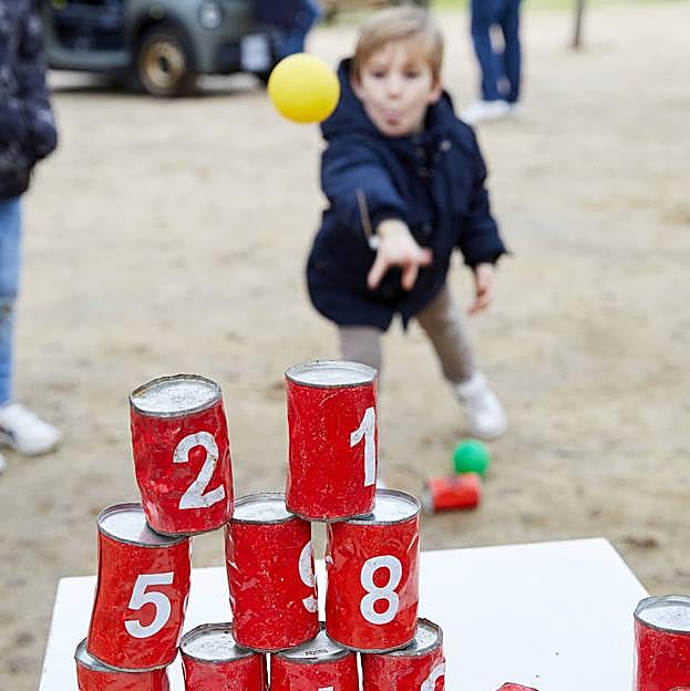 Imagen principal - No faltaron los juegos 'de toda la vida' y los peques se lo pasaron genial en Mujerhoy Go Family Xmas.