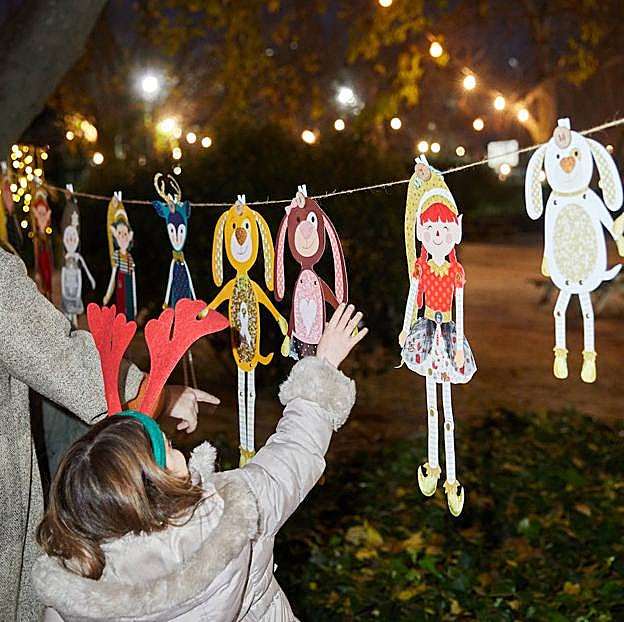 Imagen principal - Los recortables y los regalos de El Duende Mágico fueron todo un éxito.