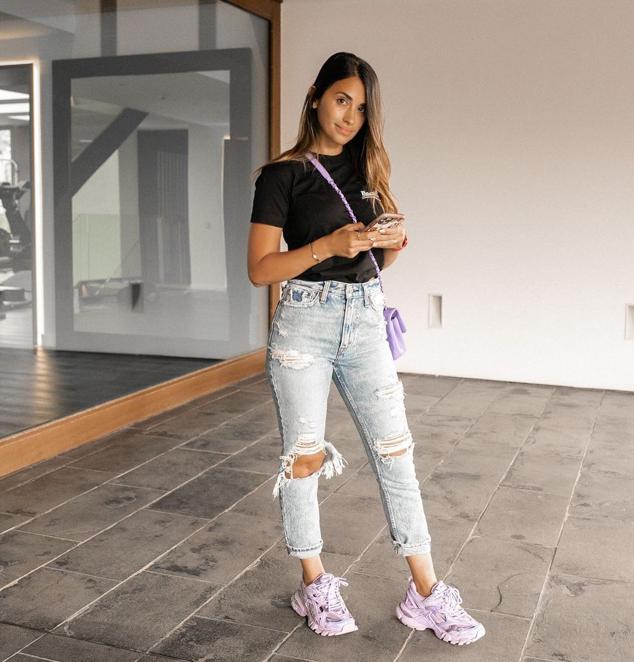 El look favorito de Antonela para el día a día es el de vaqueros y zapatillas. Y los luce en un sinfín de versiones como esta con básicos que combinó con piezas en lila.