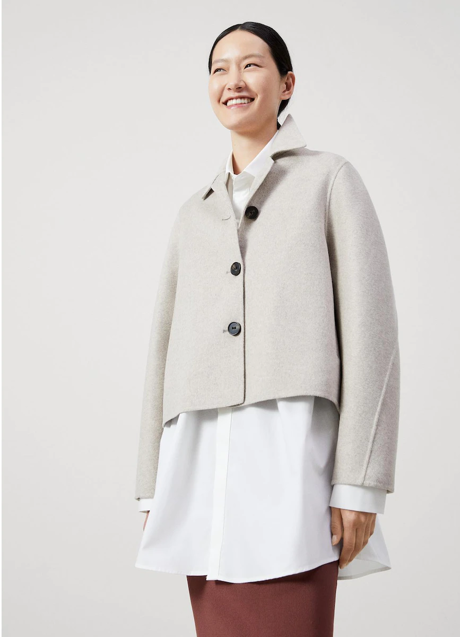 Imagen - Chaqueta de mujer corta con cuello solapa de Adolfo Dominguez, 269€.