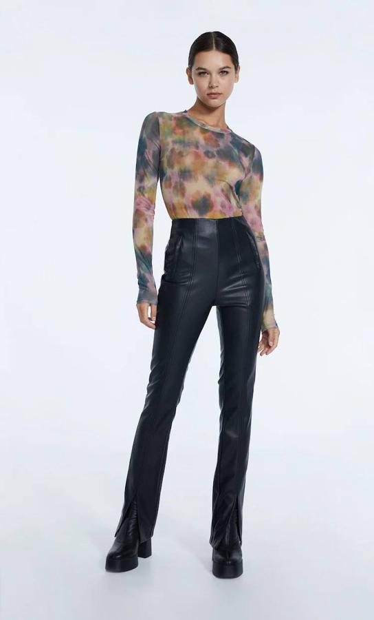 Leggings en tejido efecto piel con tiro alto, costuras verticales marcadas, bolsillos y bajo con abertura, color negro, de Stradivarius. Tienen un coste de 25,99 euros.