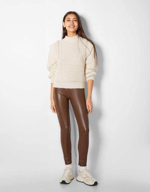 Leggings en tejido efecto piel con tiro alto y costuras delanteras marcadas, en tono marrón, de Bershka. Están disponibles por 12,99 euros.