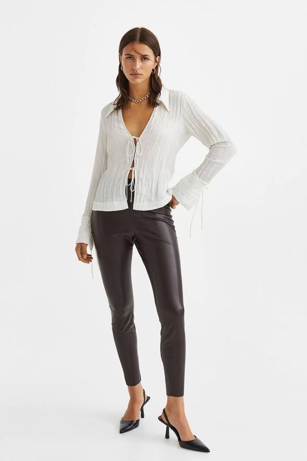 Leggings en tejido efecto piel con largo tobillero y tiro alto, en marrón oscuro, de H&M. Puedes encontrarlos en tres tonos más, a 24,99 euros.