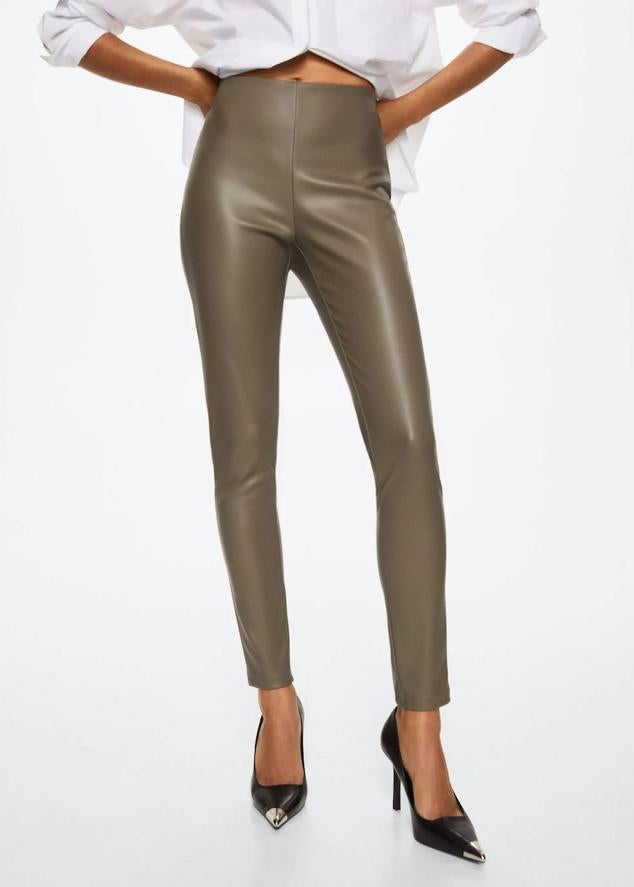 Leggings en tejido efecto piel con corte acomodado a las piernas, tiro alto y cintura elástica, color khaki, de Mango. Cómpralos a 19,99 euros.