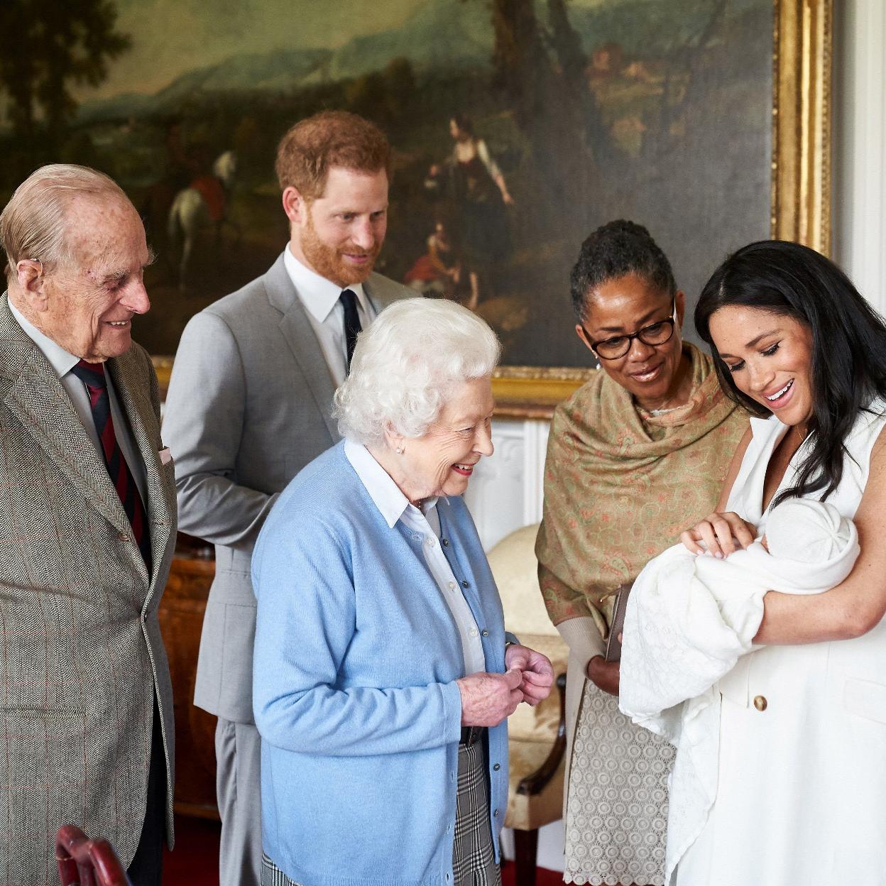 Felipe de Edimburgo, el príncipe Harry, Isabel II, Doria Ragland y su hija, Meghan Markle con Archie recién nacido en brazos.