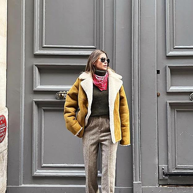 Pañuelos de seda, la nueva tendencia de 2023 que adoran las influencers para llevar en el cuello