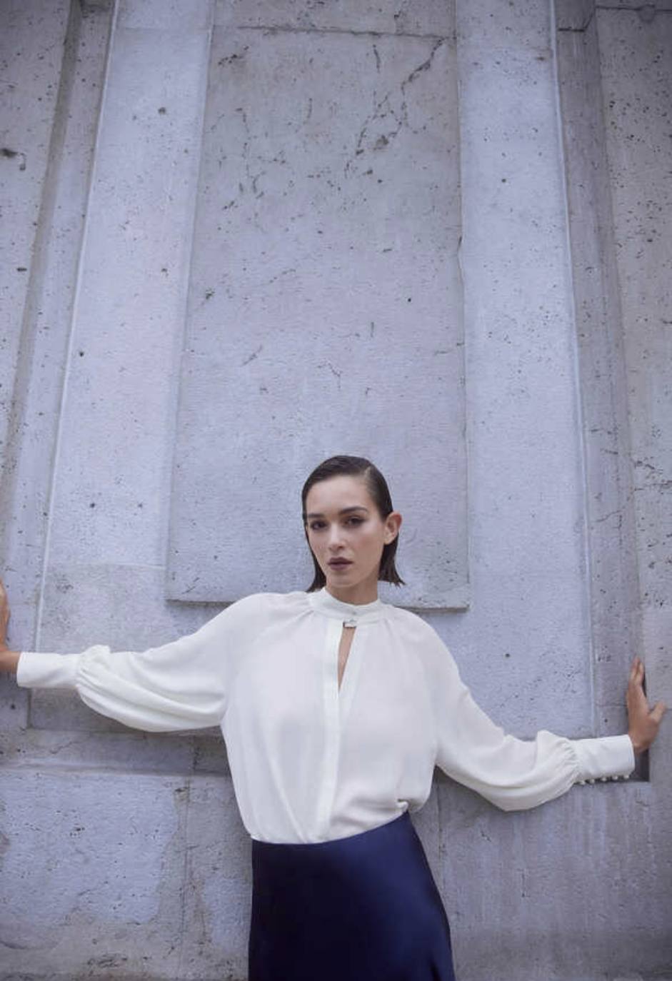 Imagen - La blusa blanca que ha elegido Tamará Falcó para completar su look./ PEDRO DEL HIERRO