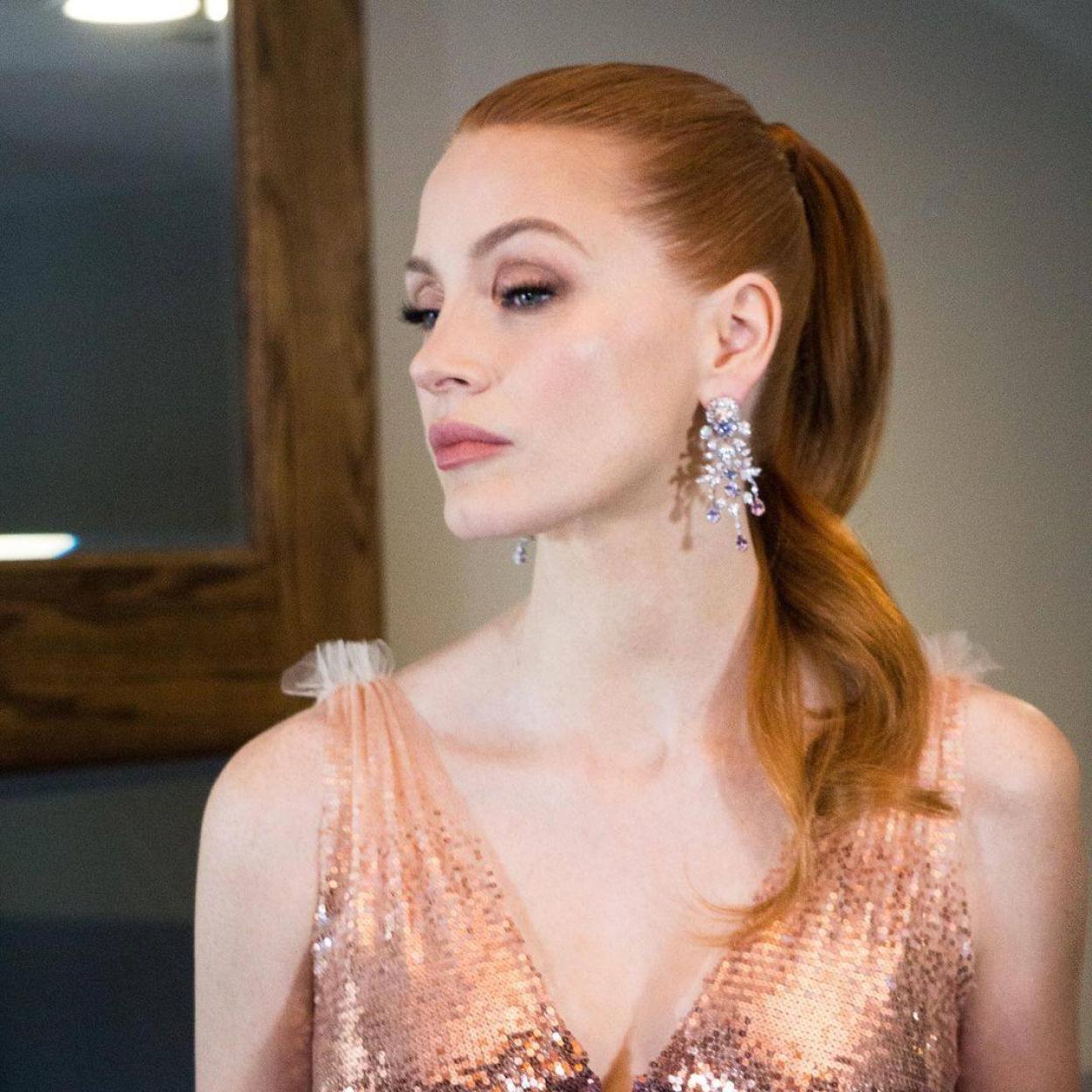 Consigue la piel radiante de Jessica Chastain con estas bases de maquillaje