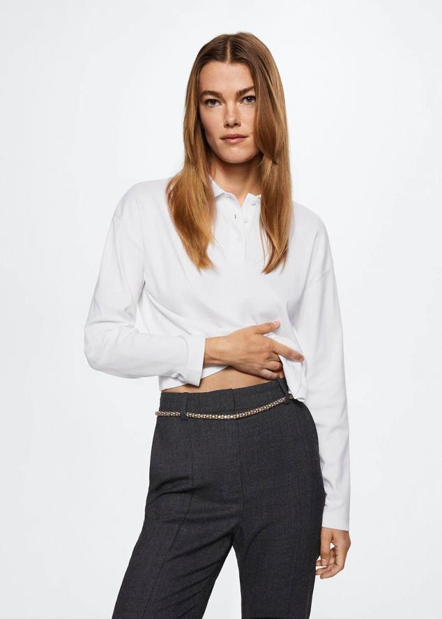 Camiseta de algodón con manga larga y cuello tipo polo con botones, en blanco, de Mango. Cuesta 12,99 euros.
