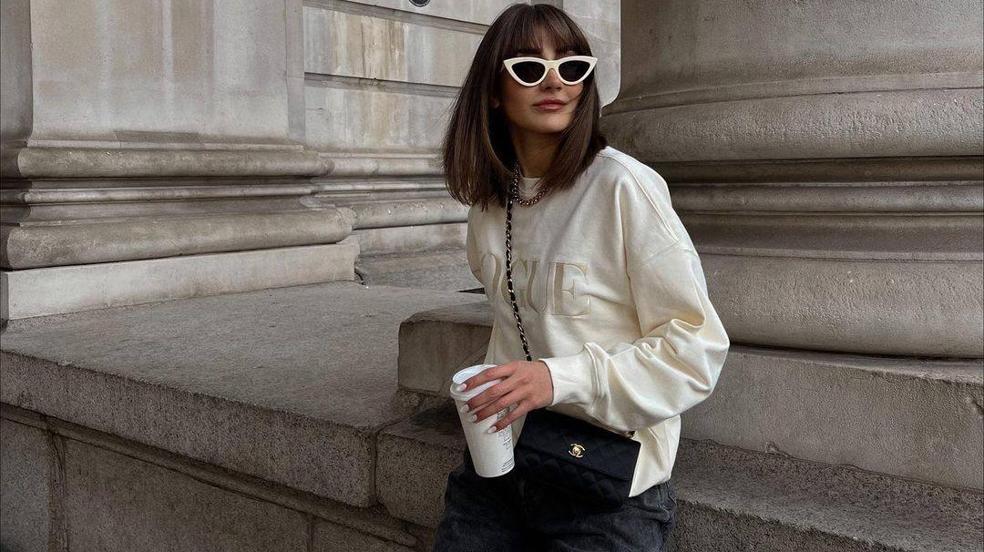 La influencer lleva un camiseta básica que mejora su look sencillo