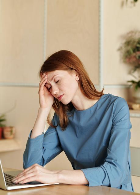 Imagen - Mujer con dolor de cabeza/PEXELS