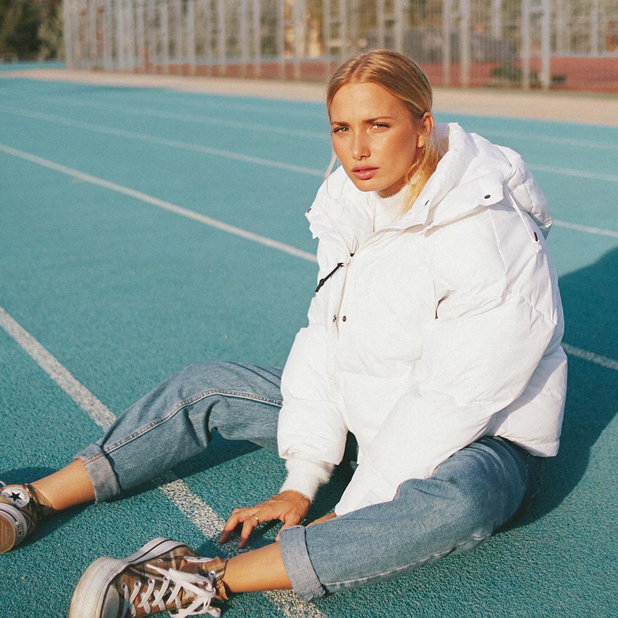 Influencer Fuen Albaladejo en pista deportiva