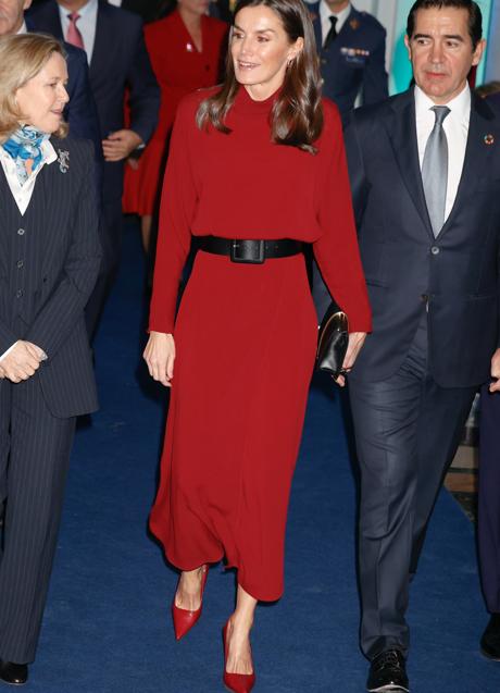 Imagen - La reina Letizia con un vestido rojo y cinturón negro. / GTRES