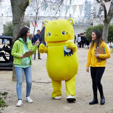 Imagen secundaria 1 - Manualidades al aire libre de la mano de Moonz (y su genial mascota, que se llevaron también como regalo).
