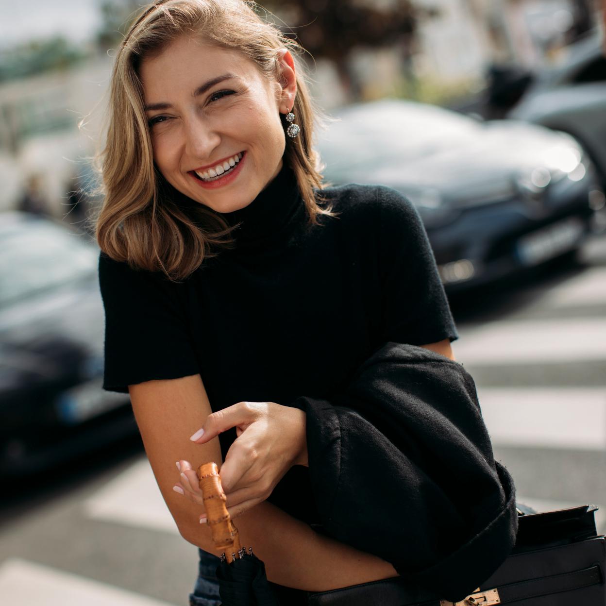 Una mujer en el street style.