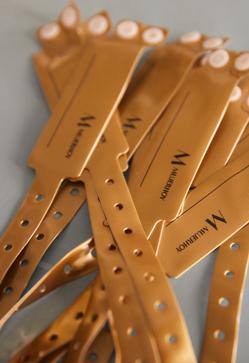 Imagen secundaria 2 - El en taller de Cuentacuentos de Multiópticas, la duende del Polo Norte deleitó a los niños con sus mejores historias navideñas. Y se fueron de su navideña casa con regalos. 