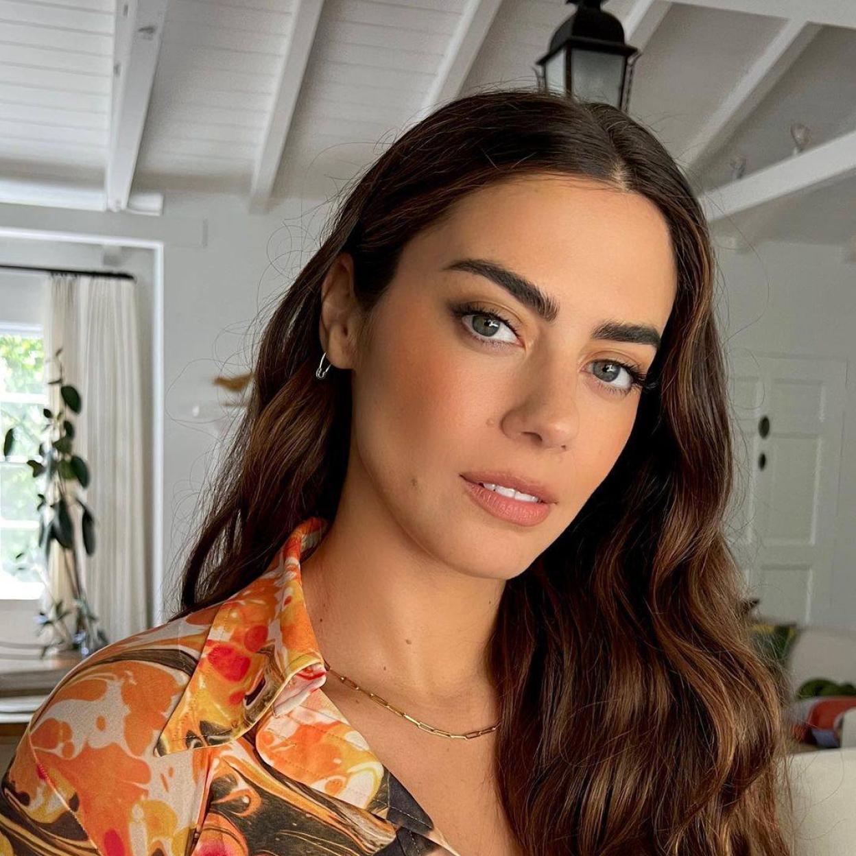 La piel lisa y uniforme de la modelo se obtiene con un peeling de ácido lactobiónico