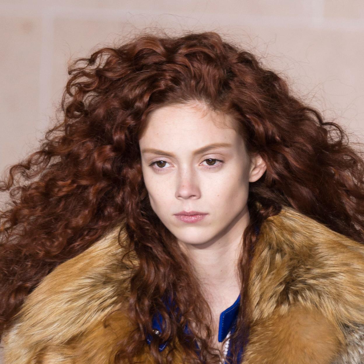 Consigue los rizos definidos de la modelo gracias al extracto de malvavisco