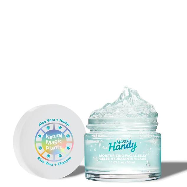 Moisturizing Facial Jelly de Merci Handy es un tratamiento ultra hidratante en textura gelatina, de rápida absorción, que rellena la piel al instante, favorece la elasticidad, minimiza las líneas de expresión y consigue ese efecto rebote. Está formulado con la mezcla de aceite de cáñamo y jugo de aloe vera, aportando los megas, vitaminas, minerales y aminoácidos esenciales.