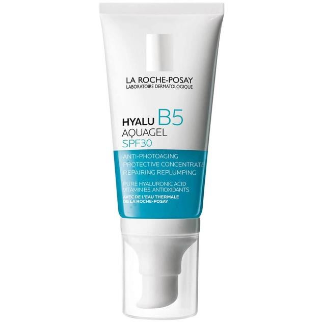 Hyalu B5 Aquagel SPF30+ de La Roche-Posay hidrata intensamente, repara la barrera cutánea, protege y corrige los signos del envejecimiento a través de una combinación de vitamina B5, vitamina E y ácido hialurónico. Así, rellena, regenera y revitaliza el cutis. La piel se ve más lisa, densa, elástica y radiante, día tras día.