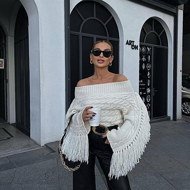 Jerséis con escote barco: la tendencia que más estiliza y eleva la elegancia de los looks